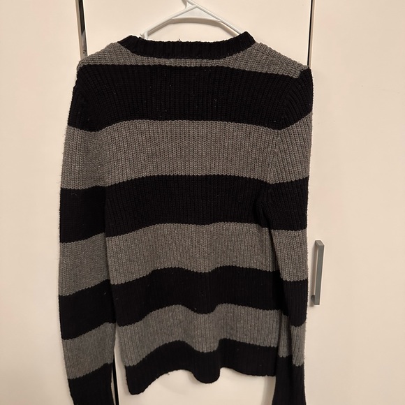 Abercrombie sweater - Picture 2 of 3